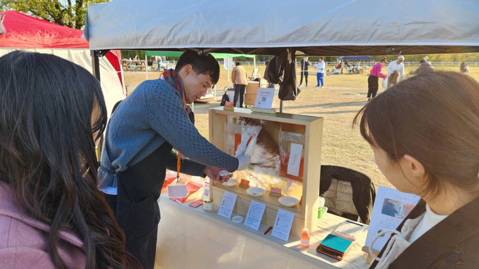 西中島クリスマスマーケットで量り売り化粧品が注目 10gから試せる対話型体験