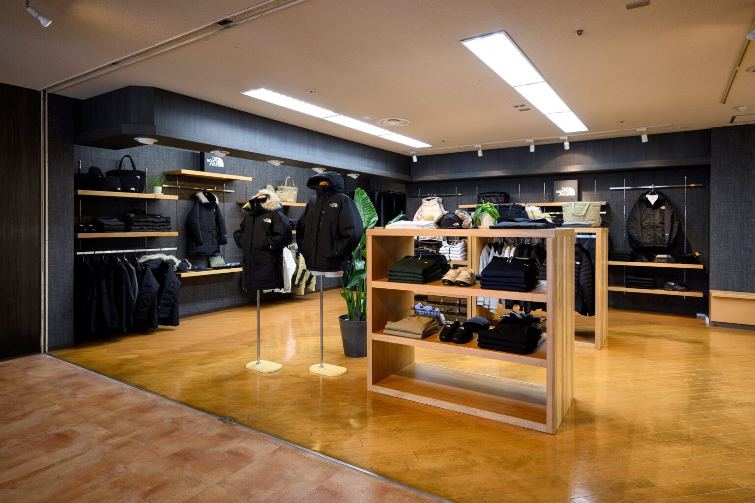 サロマ湖 鶴雅リゾートの売店「サロマージュ」刷新、THE NORTH FACE取り扱い開始