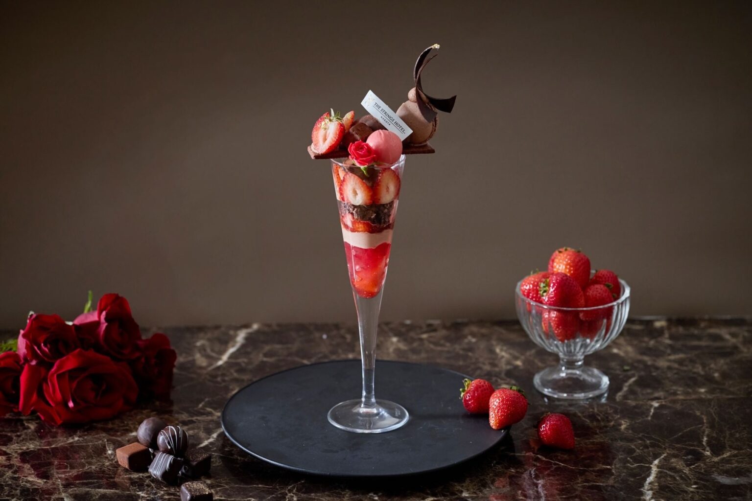 ストリングスホテル名古屋、苺×チョコの限定パフェを1月13日から提供 開業10周年の第68作