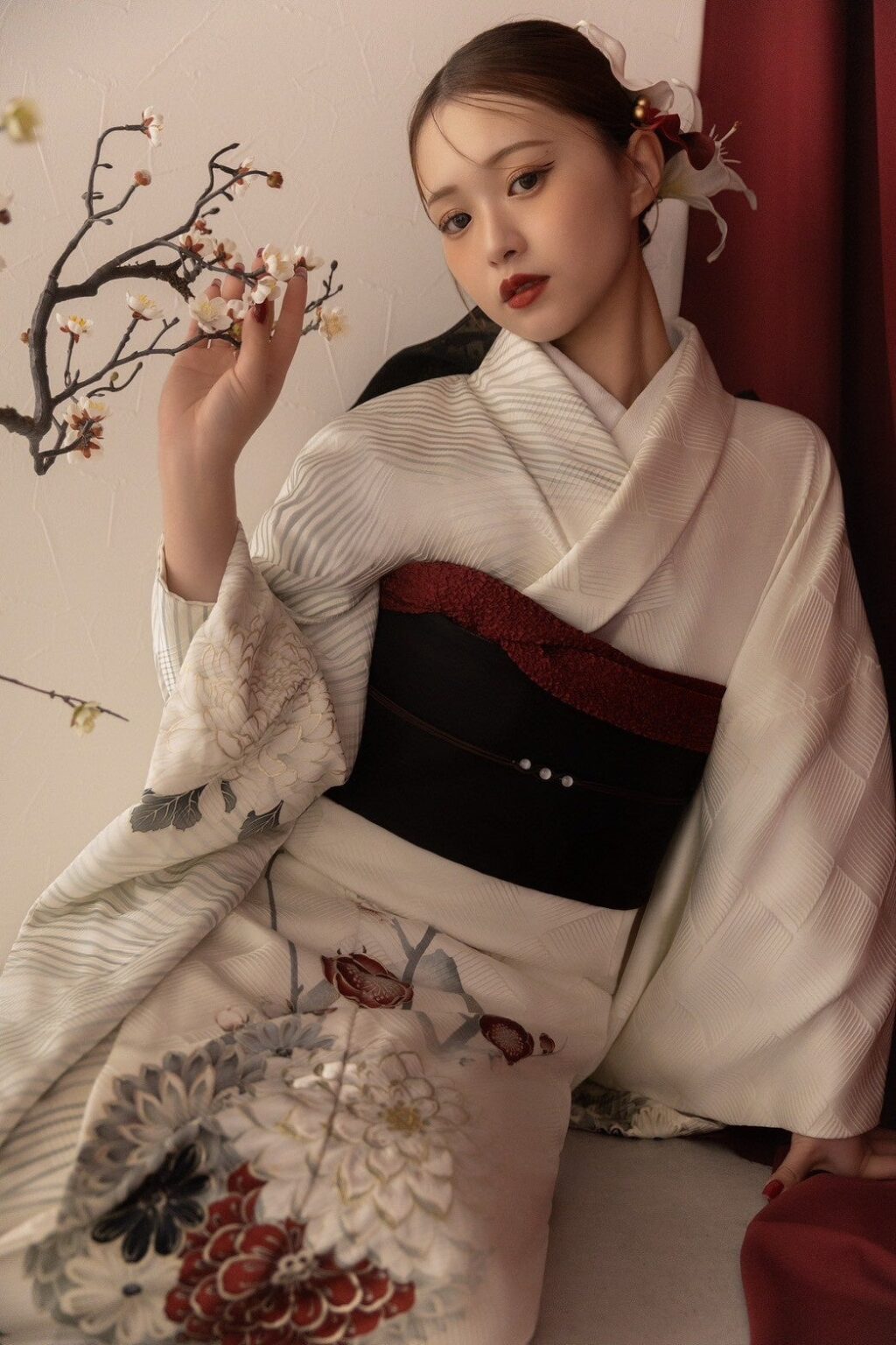 札幌の写真工房ぱれっと、赤×黒×白の「現代モダン」振袖前撮りビジュアルを公開