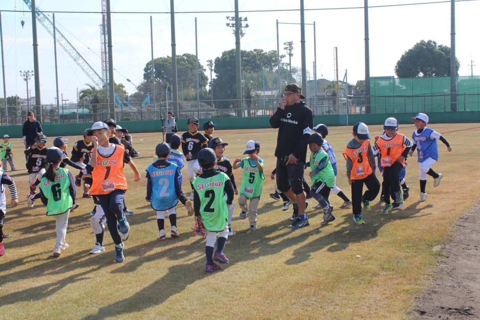 57人参加の野球体験イベントにアスリートワークス協力、トレーナー4人が幼児向け準備運動を指導