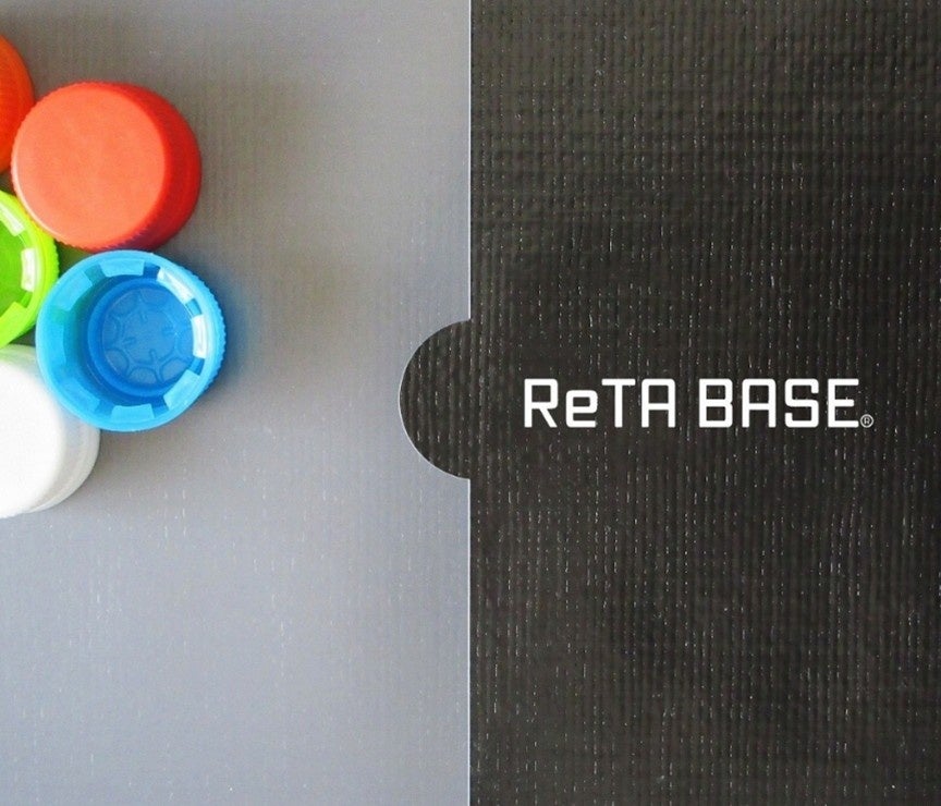 PETボトルキャップとクリアホルダー由来の新シート素材、日本山村硝子など4社が国内循環モデルで開発