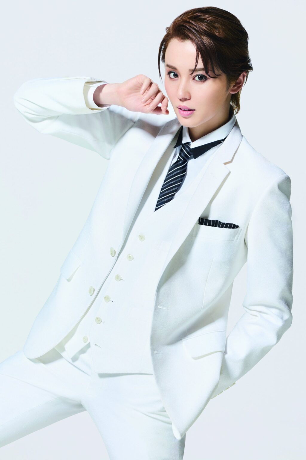 岩谷産業、星組トップ暁千星の新広告を掲出 宝塚大劇場のトップお披露目公演に合わせ刷新