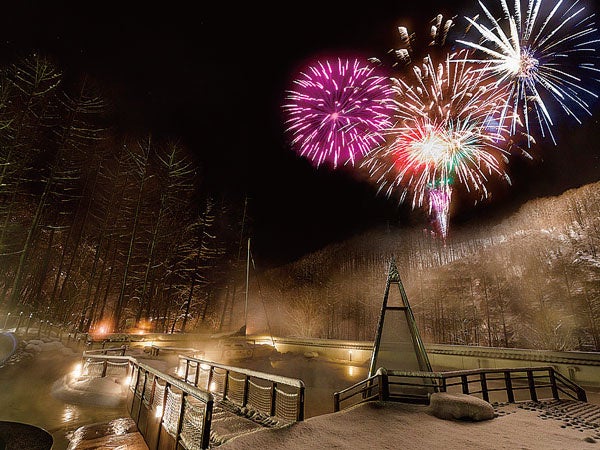北湯沢で年末年始に「冬花火」12日間、20:45から毎日打ち上げ