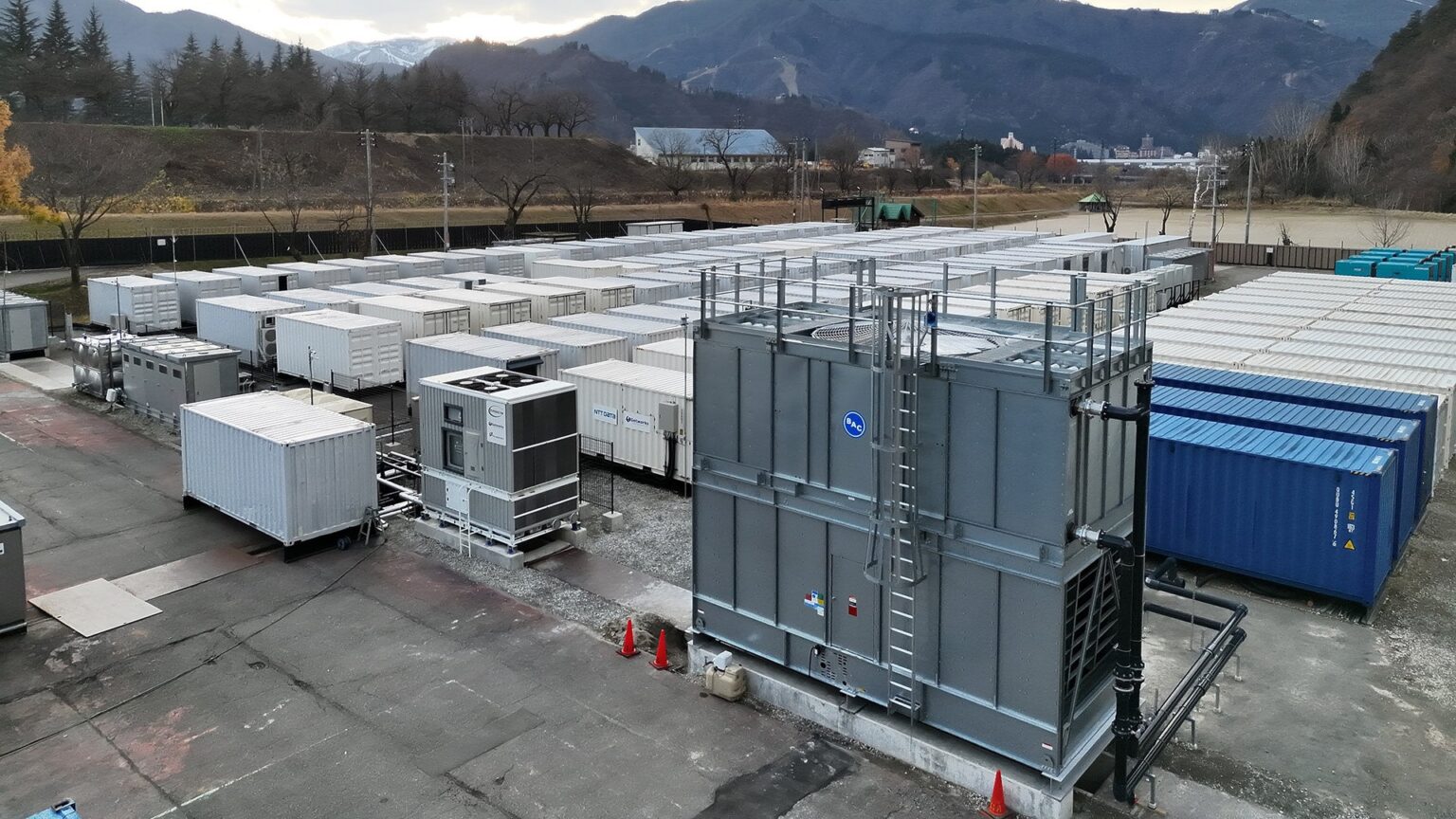 ゲットワークス、水冷GPU向け3MW級冷却塔を国内初導入 湯沢のコンテナDCで検証開始