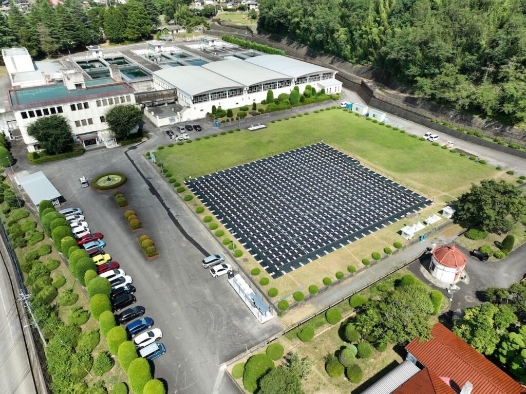 甲府市平瀬浄水場、地下浄水池の覆土上に251kW太陽光 重機不使用でインフラ保護と再エネ両立
