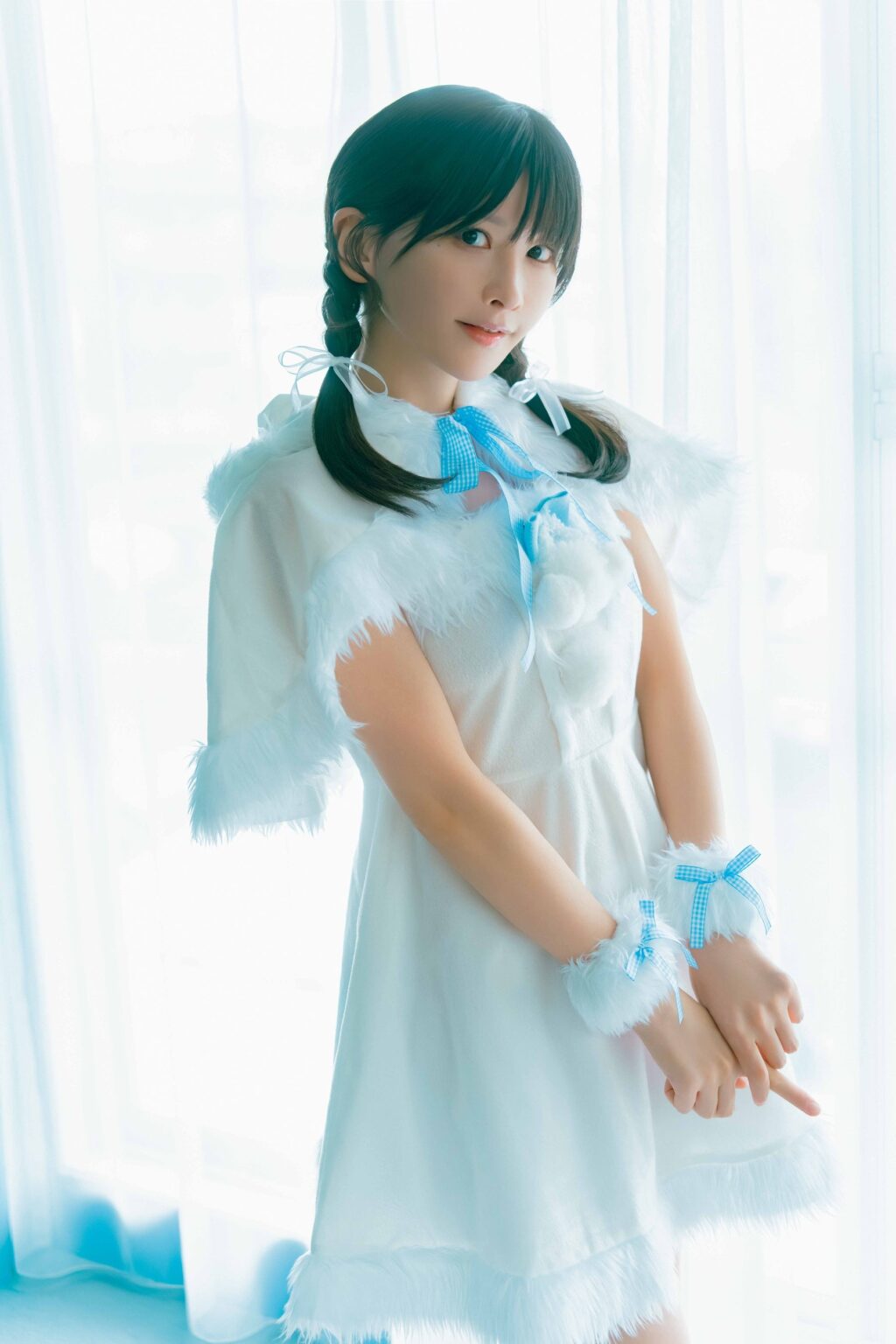 みゃこが「ヤングアニマルWeb」グラビアに登場、サンタ衣装カットを公開