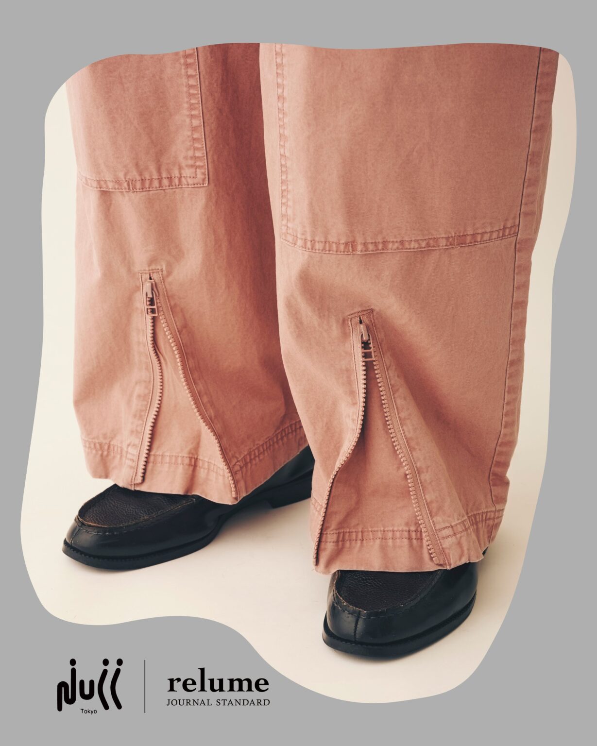 NULL TOKYO別注パンツ、relumeが2026年1月中旬発売 裾ジップでストレート⇔フレア可変