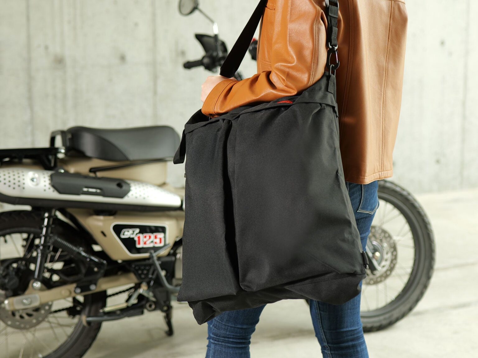 オフロード対応のヘルメット専用トート 約26Lの大容量で教習・旅行に活用