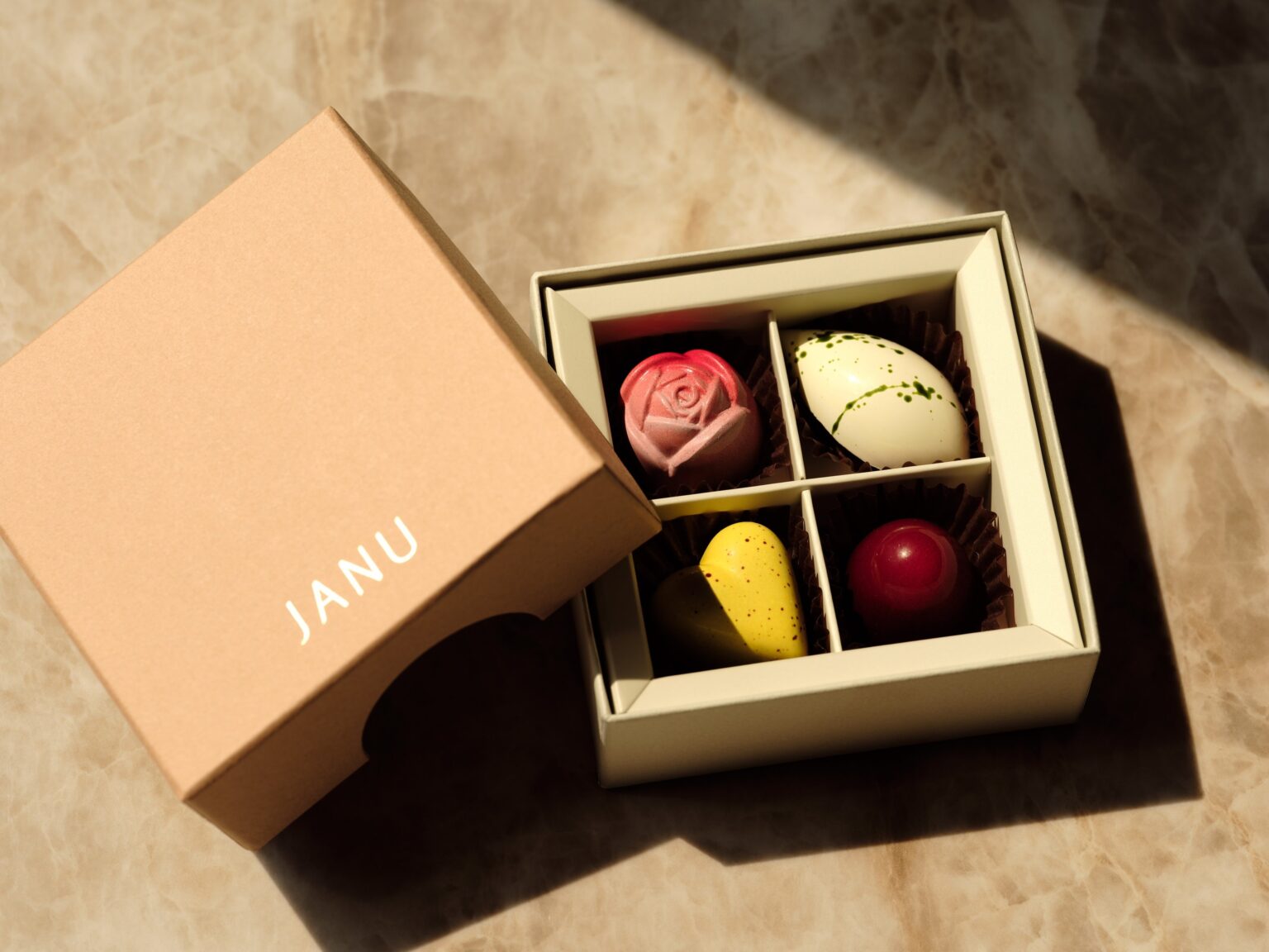 ジャヌ東京、バレンタイン&ホワイトデー向けチョコギフト4種と苺×チョコのアフタヌーンティーを展開