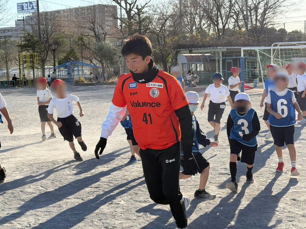 南葛SC、江戸川区の小学校で初の「翼DREAM」サッカー教室 4年生100人参加