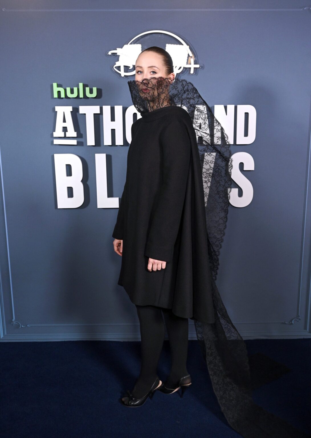 エリン・ドハティ、ロンドンのプレミアでディオールの黒ドレスを着用