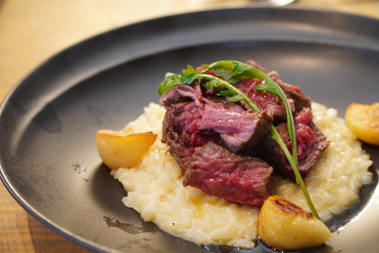 恵比寿の名物「炎のチーズリゾット」に新作 牛フィレ100gのせペコリーノロマーノを1月限定提供