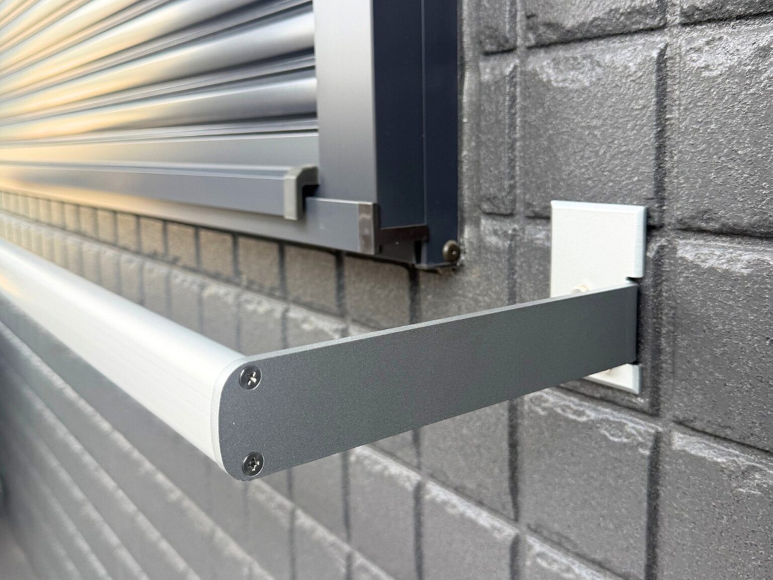 窓枠から直接干せる「布団干しバー」に出幅250mm新登場 厚手布団やシャッター窓に対応