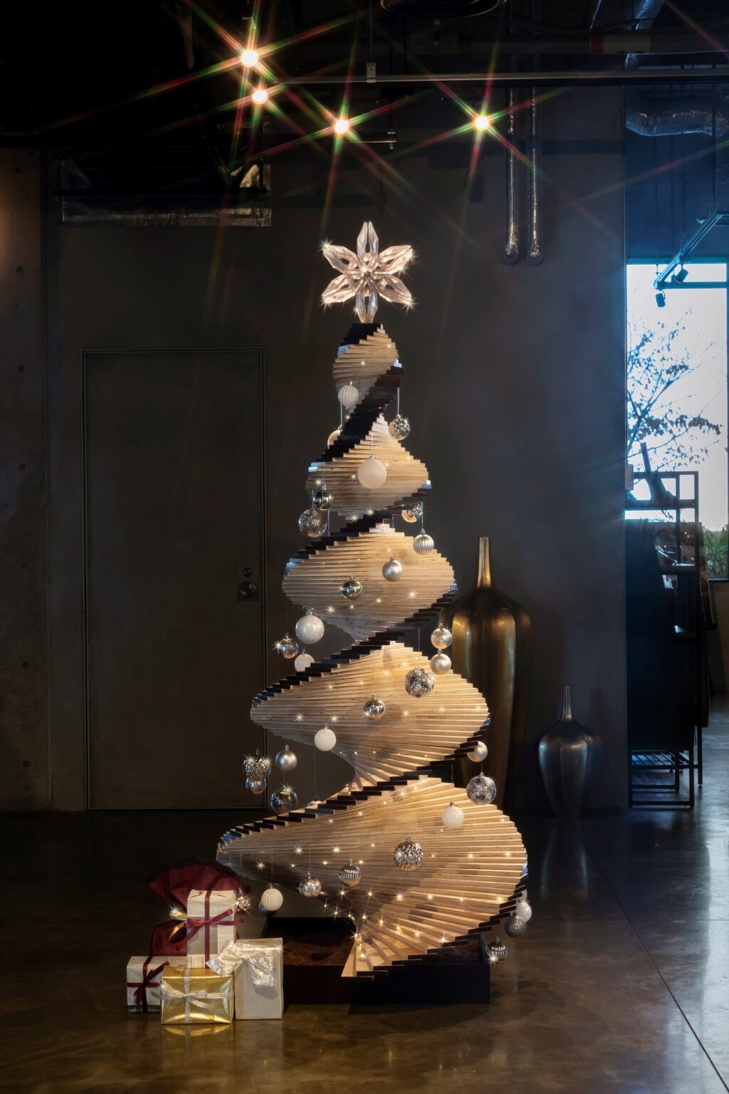 川崎キングスカイフロント東急REIホテル、廃材活用のサステナブルツリーを館内2カ所に設置