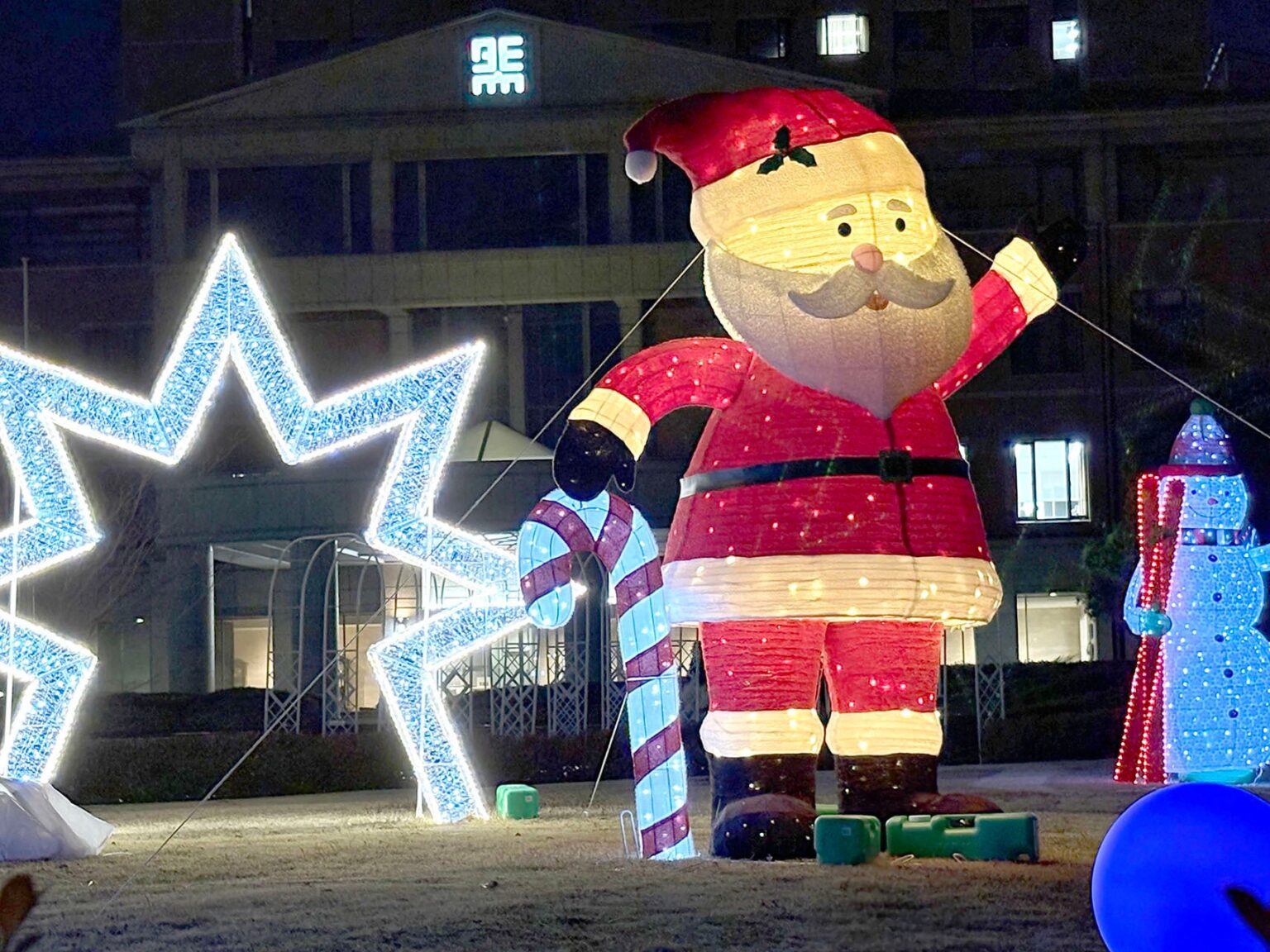 関西外国語大学が「Christmas Food Market」開催 12月15日に一般開放でイルミネーションとフード提供