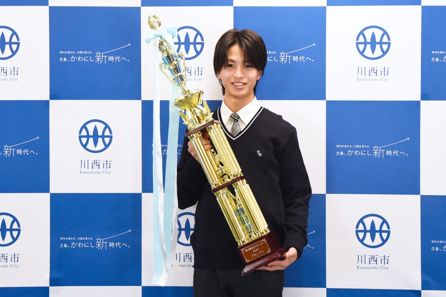 男子高生ミスターコン2025覇者の楢﨑悠亮さん(17)、川西市長を表敬訪問
