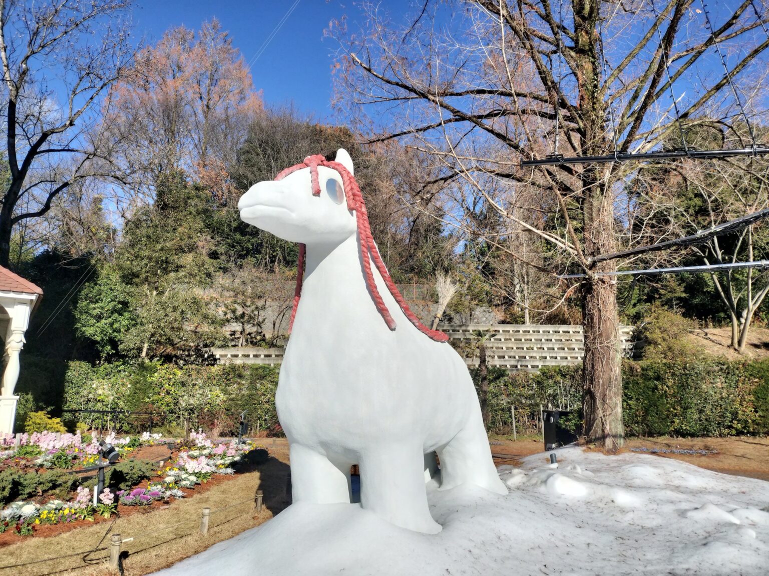 ムーミンバレーパーク、全長4m「雪のうま」再登場 造雪で冬のムーミン谷を演出