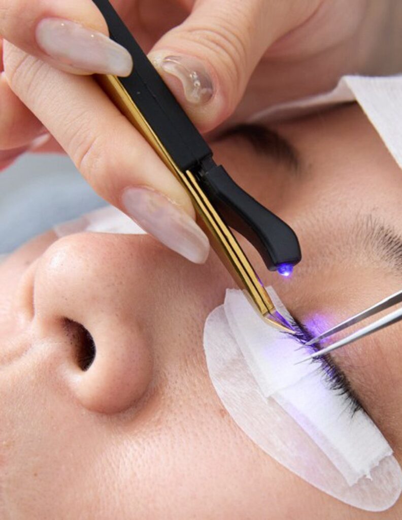 ウカがLEDグルーまつエク導入 低出力ライトと高速硬化で持続力と刺激軽減を両立