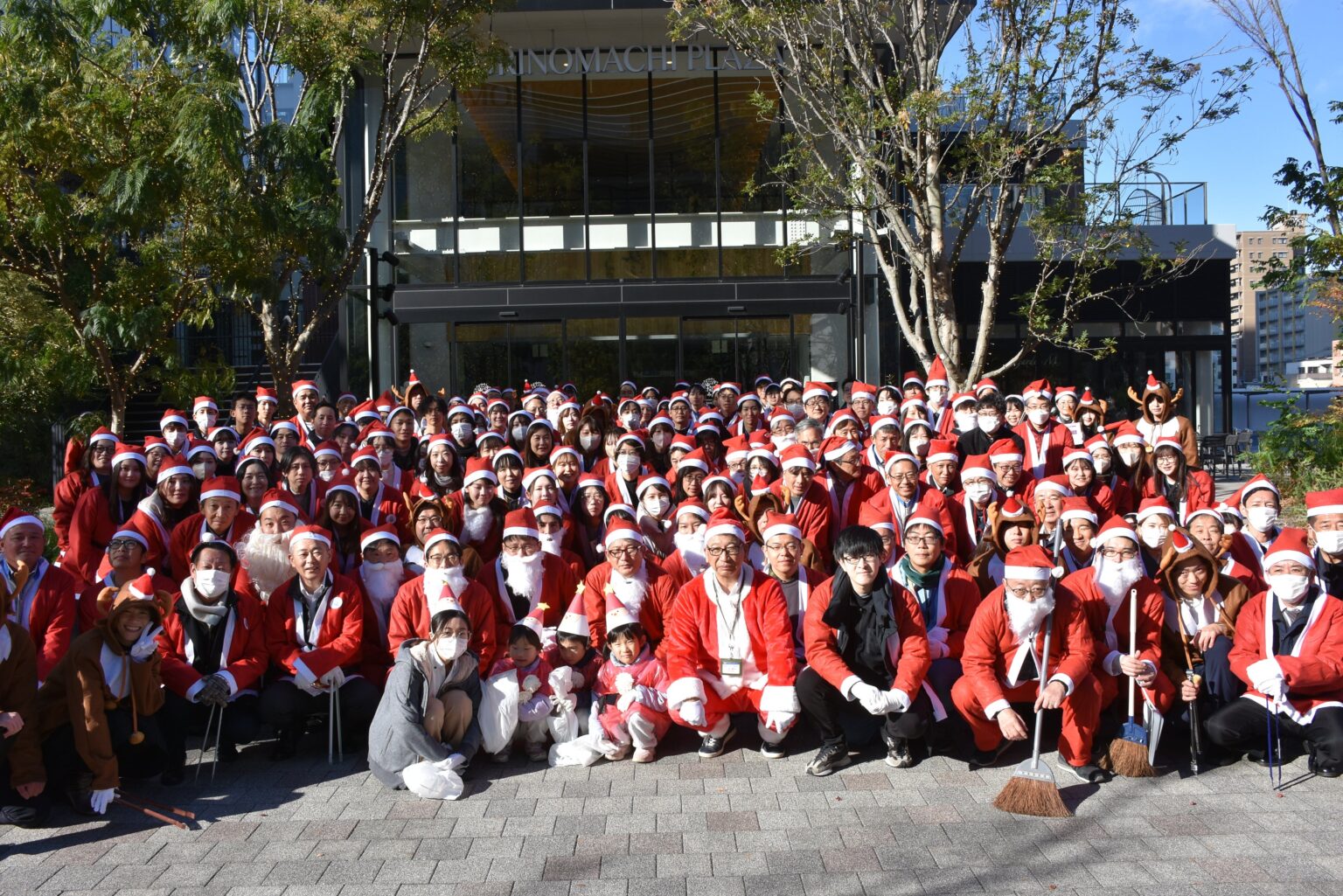 岡山市街地で「おそうじサンタ2025」実施、190人が約1時間の清掃に参加