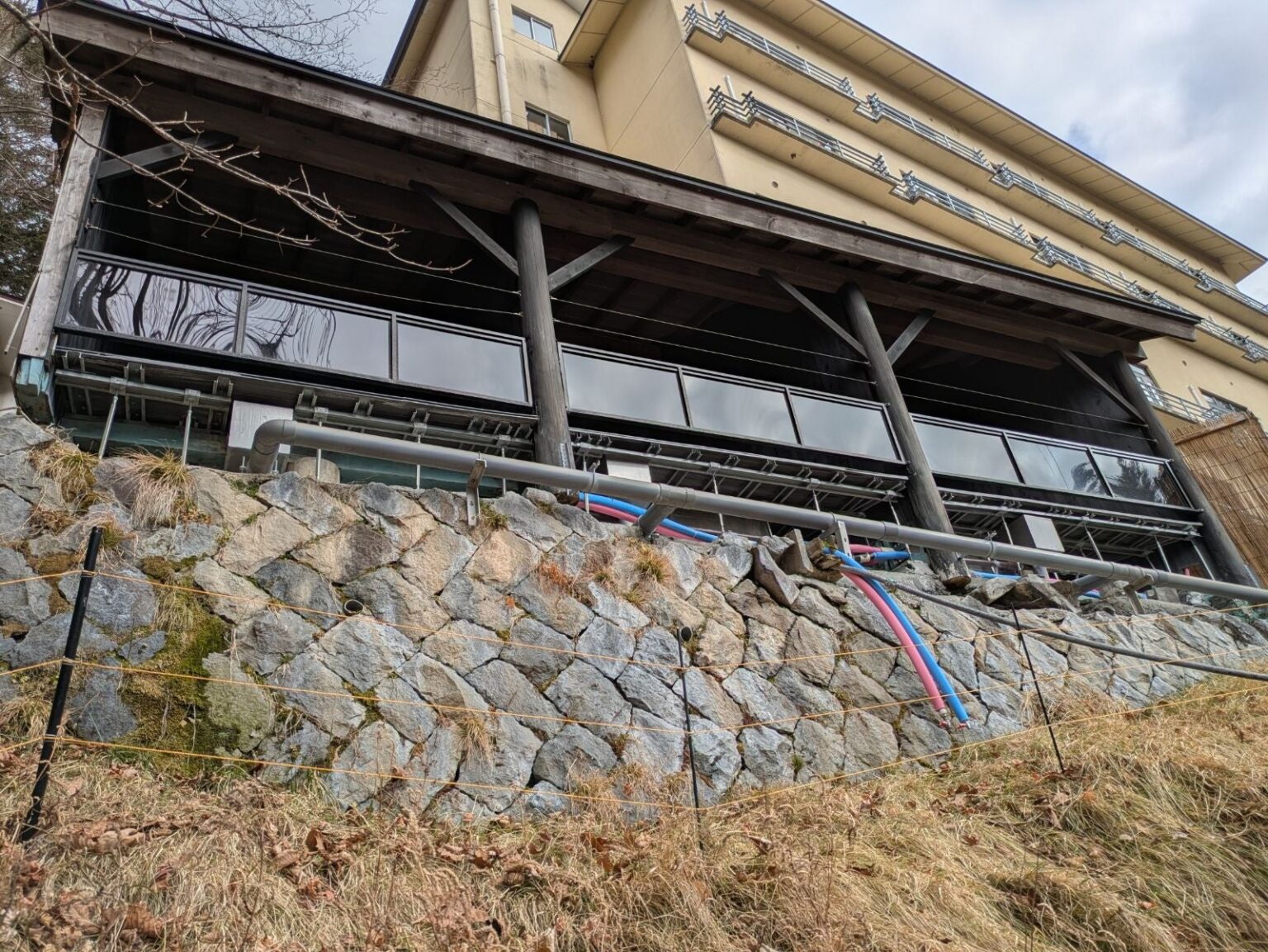 長野・蓼科の親湯温泉、貸切露天周辺に電気柵 自動ドアも手動化でクマ侵入を先回り防止