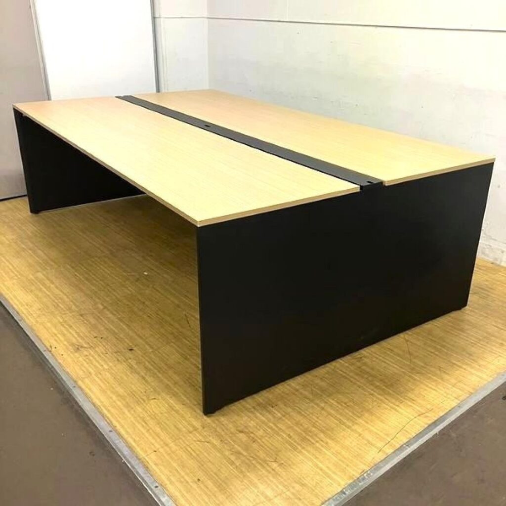 木目×ブラックのイトーキ「インターリンク」中古フリーアドレスデスク、関西で10セット限定販売