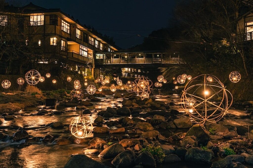 黒川温泉「湯あかり」12月20日開幕、放置竹林の竹灯籠で川沿いをライトアップ