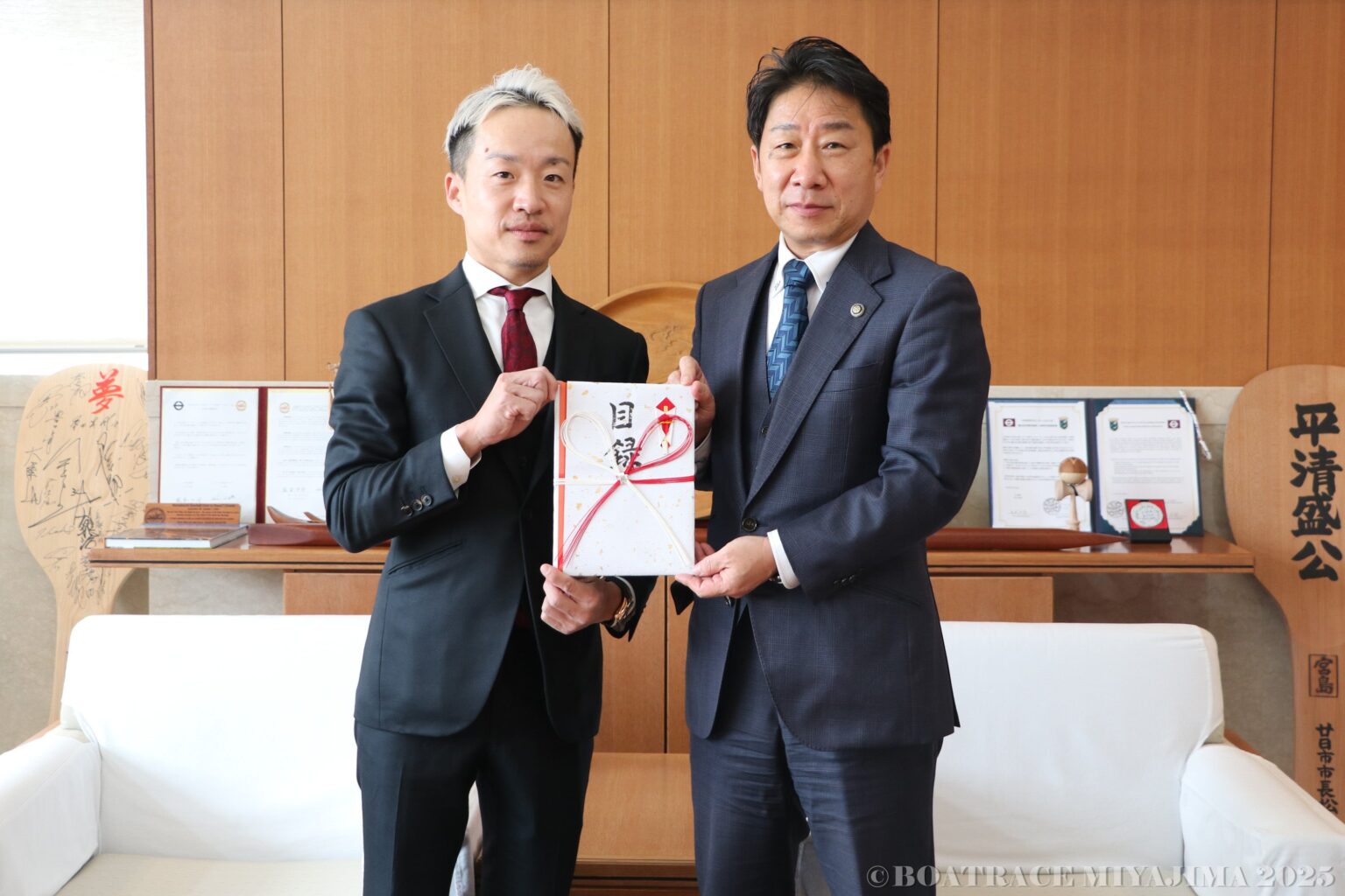 ボートレーサー山口剛選手が廿日市市・大竹市に各100万円寄附、子ども・子育て支援へ