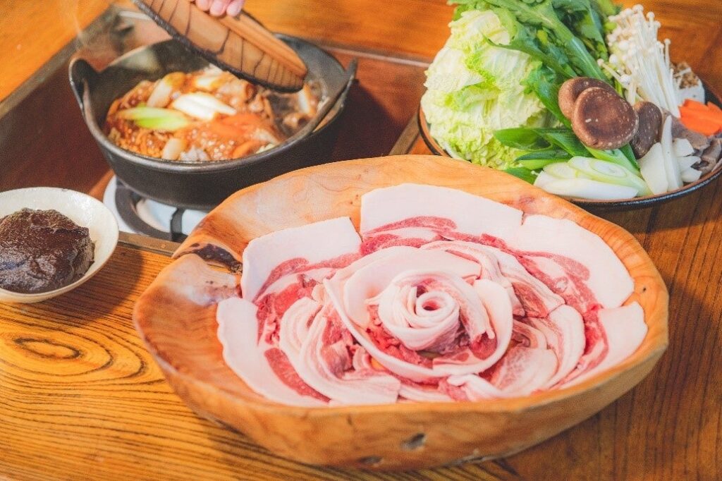 丹波篠山で「ぼたん鍋」シーズン到来 市内約40店が提供、天然猪肉を味噌仕立てで