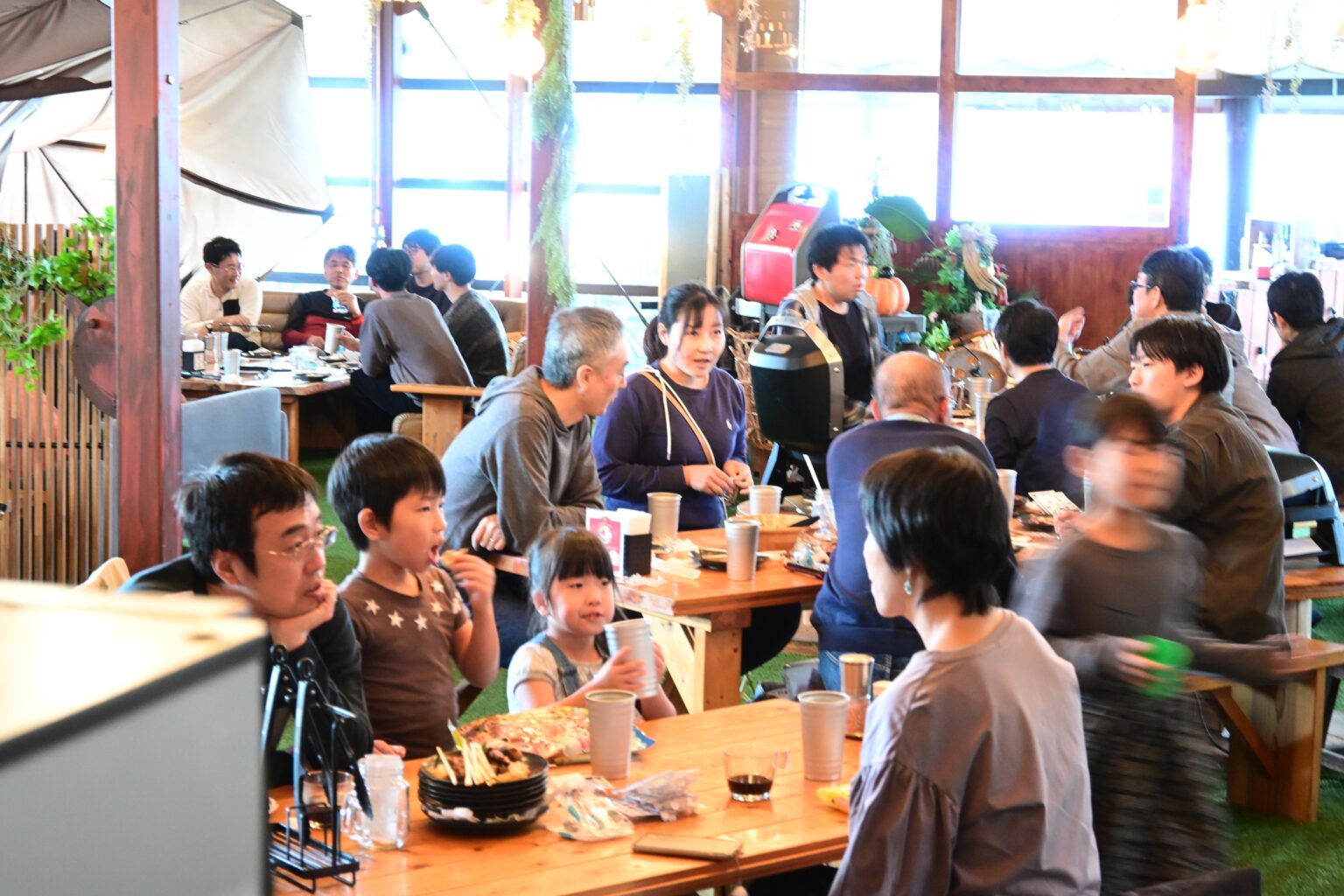 名古屋・野並の屋内BBQ施設、忘年会向けに席3時間と飲み放題延長プラン