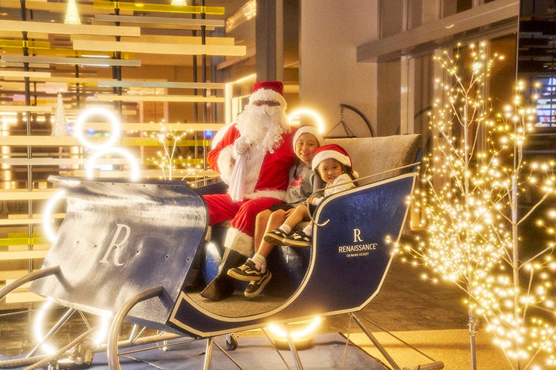 沖縄・恩納村のリゾートホテルで13mツリーとイルカの光の演出 家族向けクリスマス企画を拡充