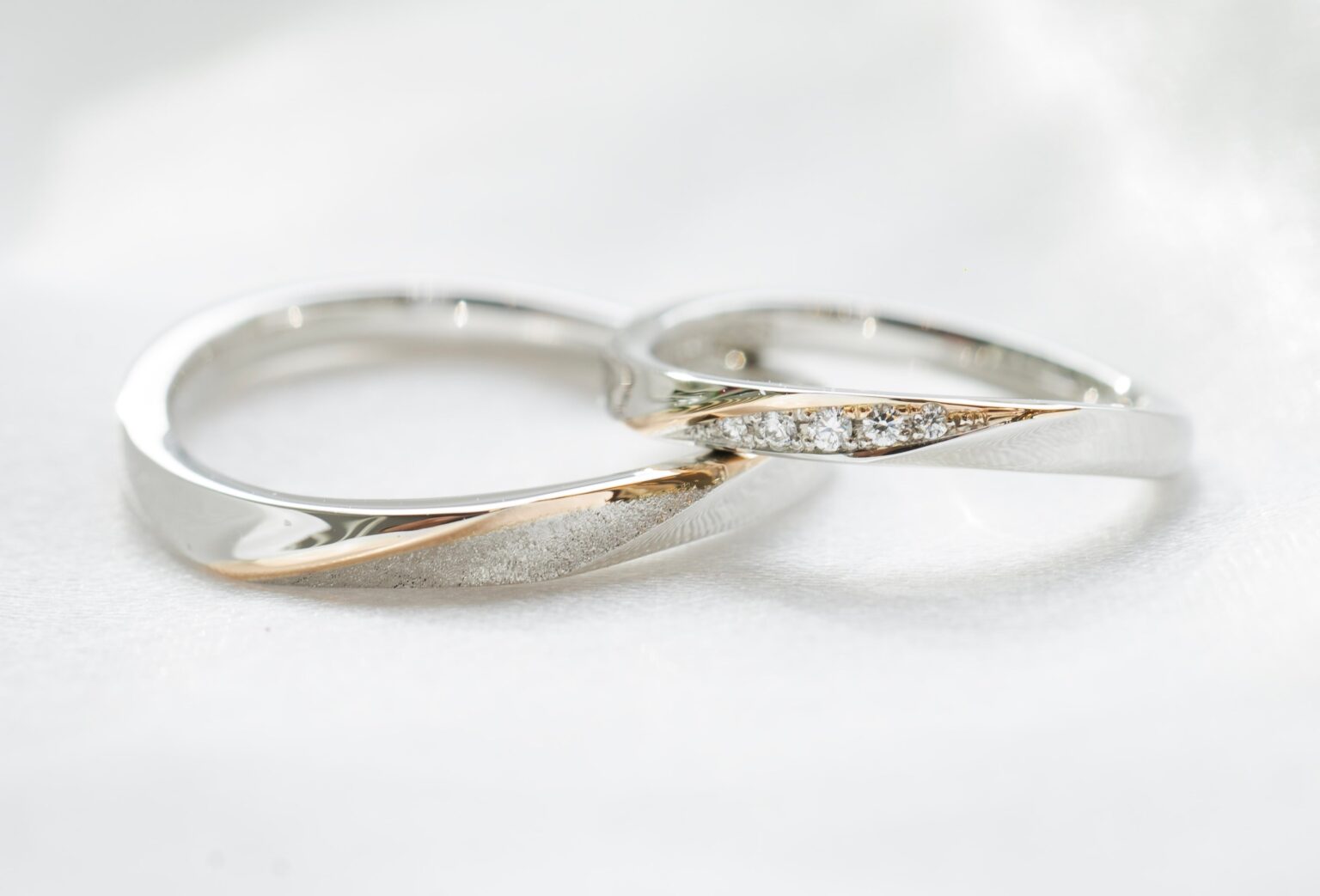 “赤い糸”を指輪に可視化 Hamriがプラチナ×ピンクゴールドの結婚指輪「赤い糸加工」を提案