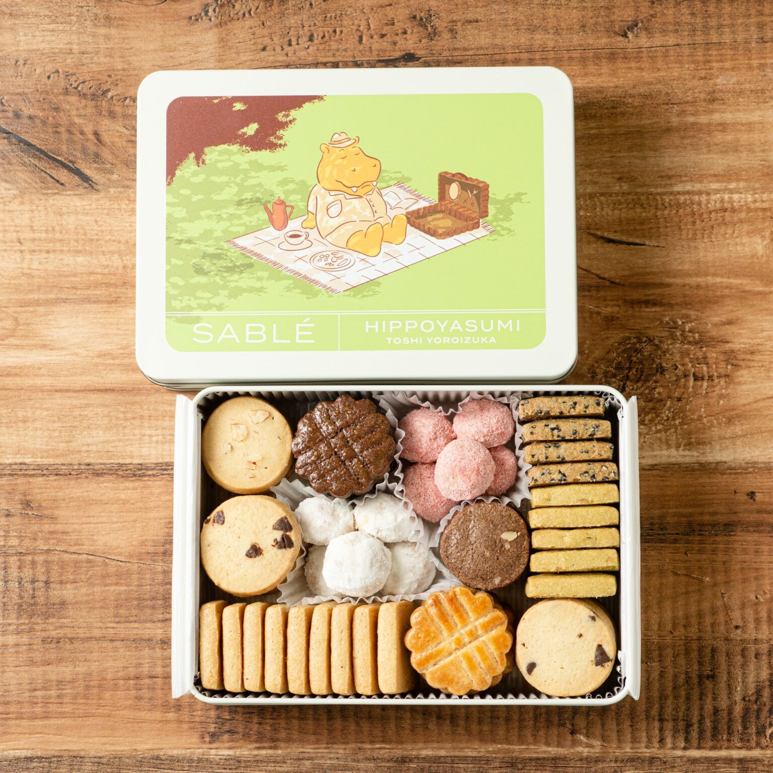 トシ・ヨロイヅカ、新作サブレ缶「サブレ・ヒポやすみ」先行販売 10種詰め合わせで税込4,800円