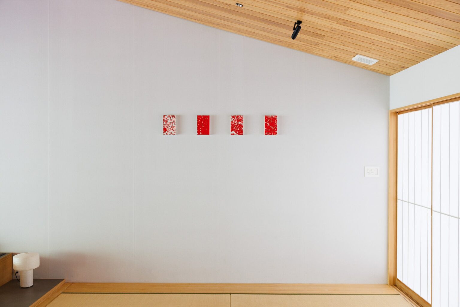 直島旅館 ろ霞、館内アート第8弾で大和美緒「under my skin」を全11室に展示