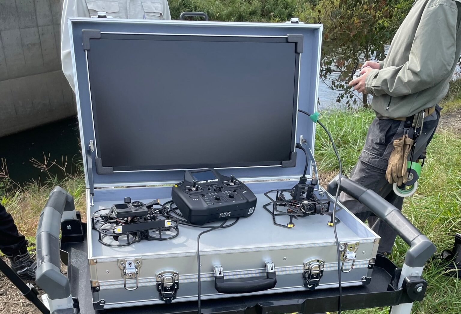 岩手の橋でドローン点検実証、AIで0.1mmひび割れ確認 DRONE SPORTSと長大