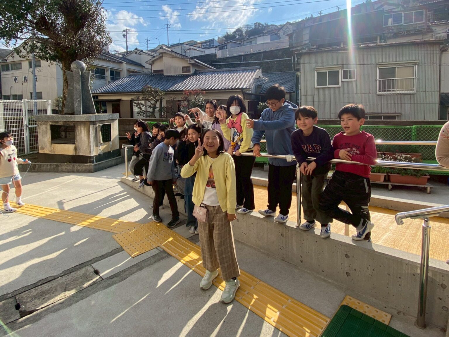 長崎市立小島小でキャップを魚キーホルダーに 約40人がアップサイクル体験