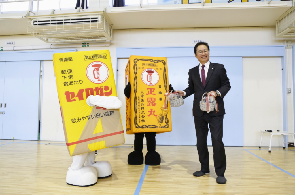 大幸薬品、吹田市の小学校5校へ防災ホイッスル約2000個寄贈 準備率17%の「助けを呼ぶ備え」補う