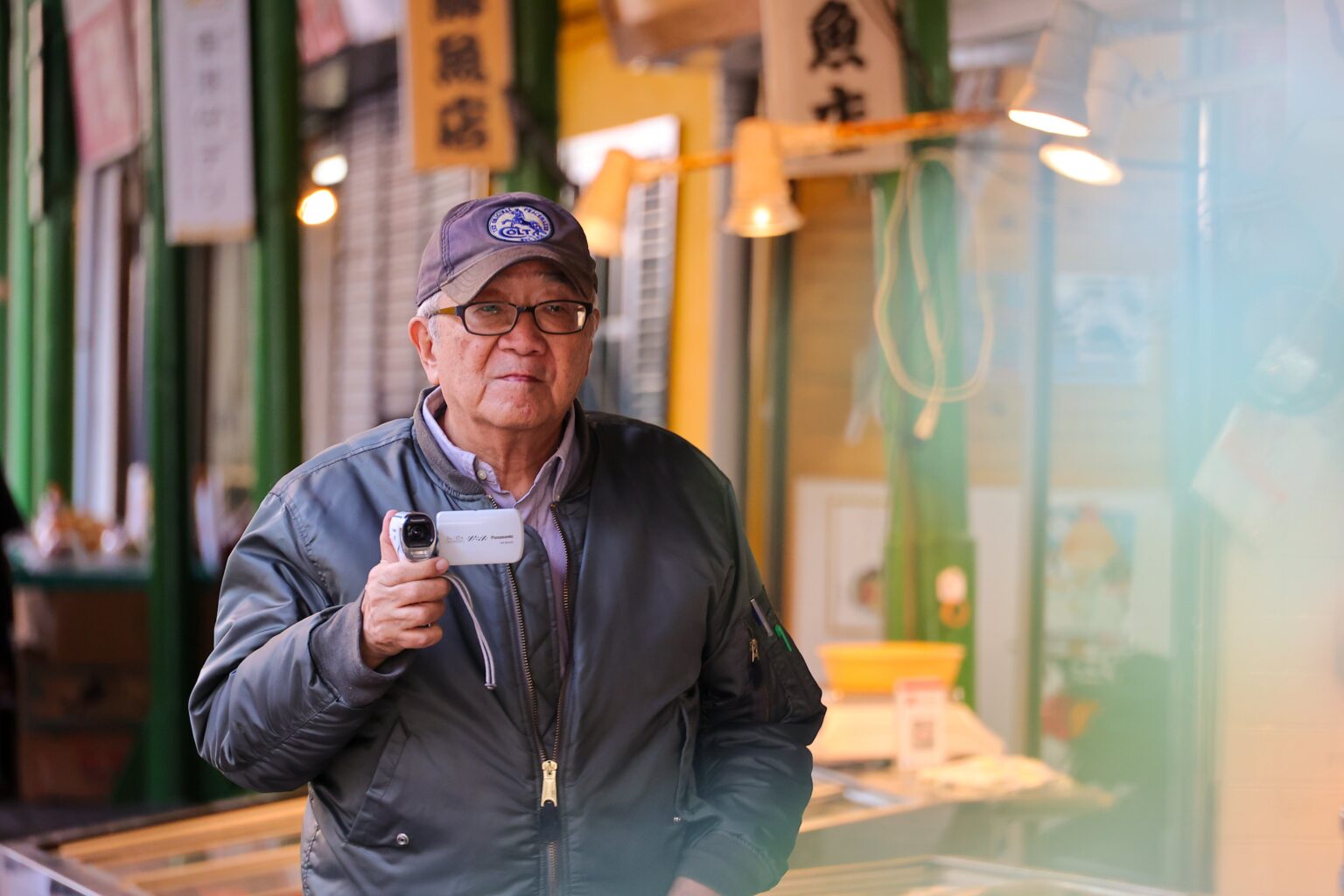 佐世保で「あぶない刑事」脚本家・柏原寛司氏招きロケ地ツアー 特集記事と動画を公開