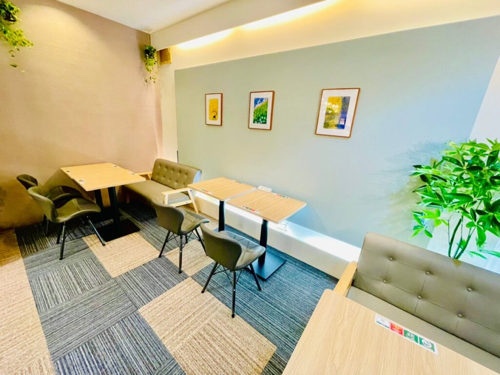 無人カフェ「Qderセルフカフェ」長瀬駅前に開店、ドリンク購入で時間無制限利用