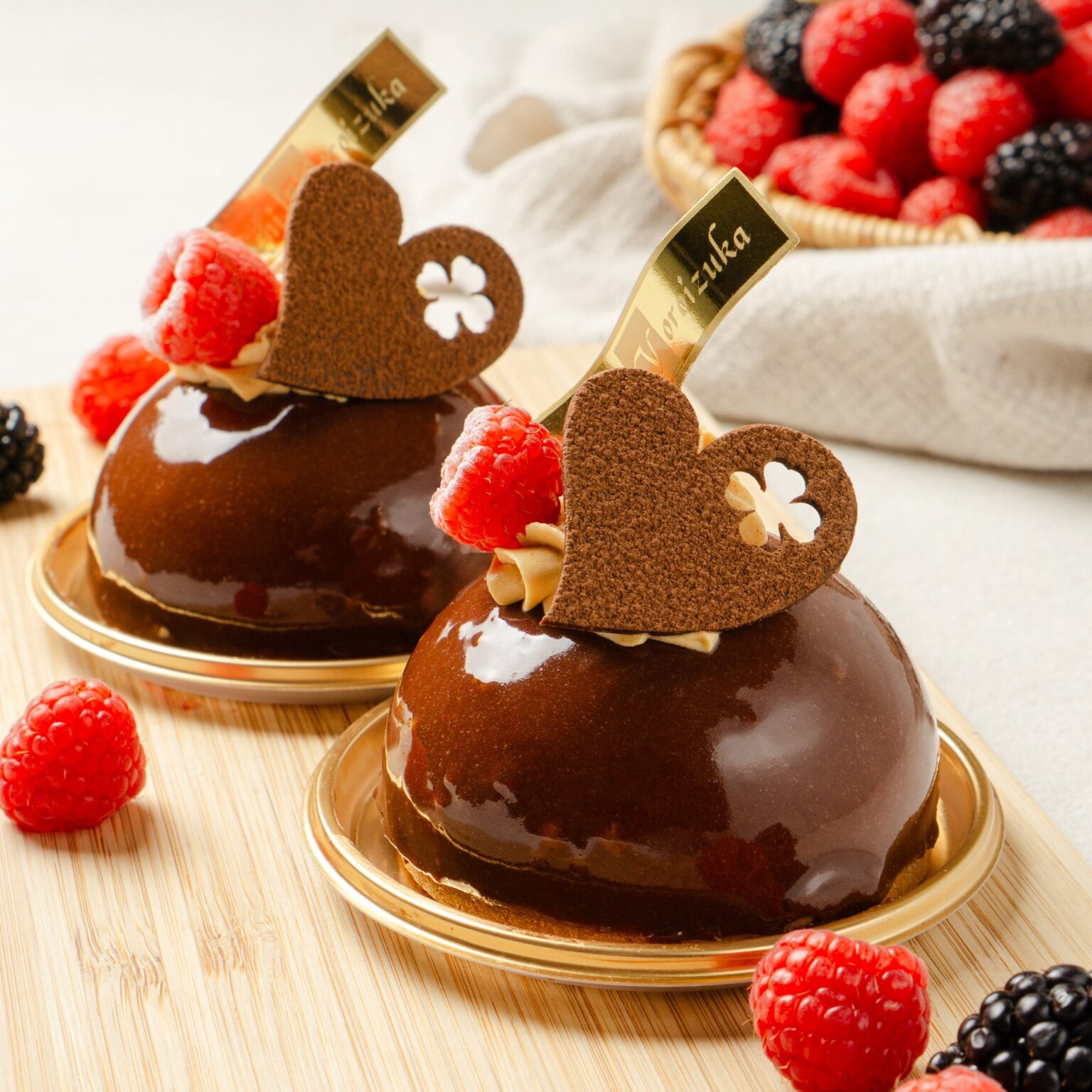 トシ・ヨロイヅカ、2026年バレンタイン限定ケーキ「ベル」発売 カット800円・ホール3840円