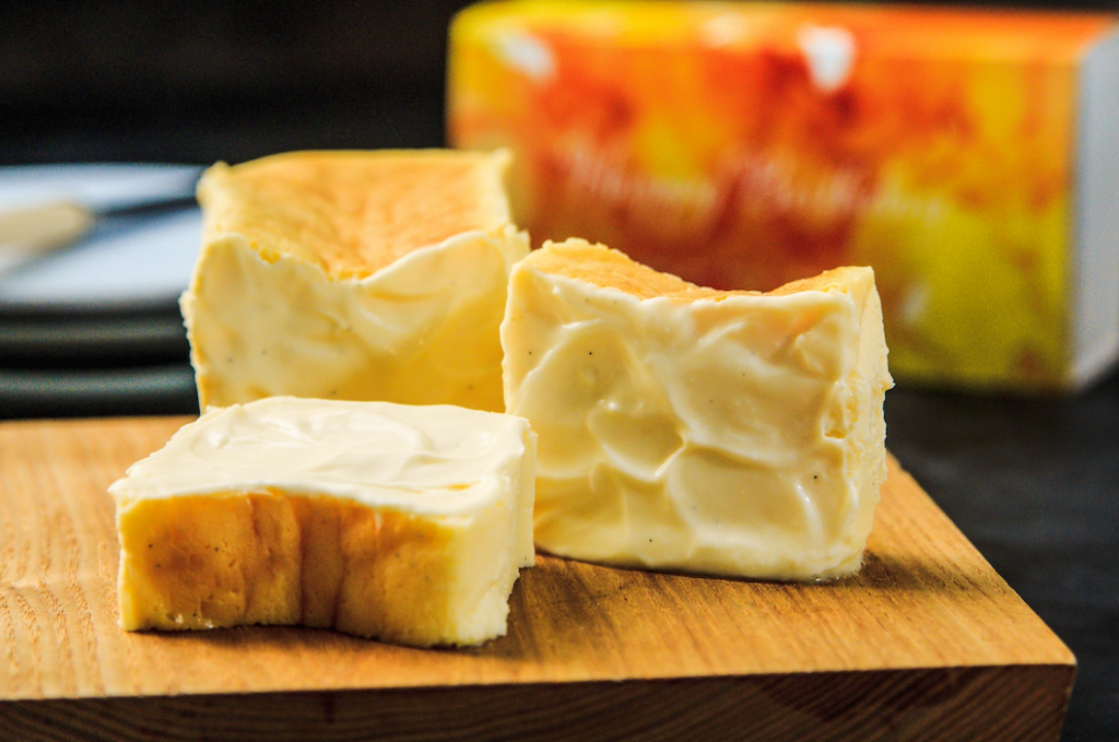 toroa、誕生日向け「Happy Birthday」スリーブ付きスイーツ2種をオンライン販売開始