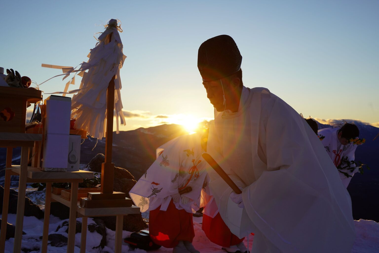 霧ヶ峰・車山神社で雪中禊 氷点下15℃下回る中、男女5人が福男・福女に