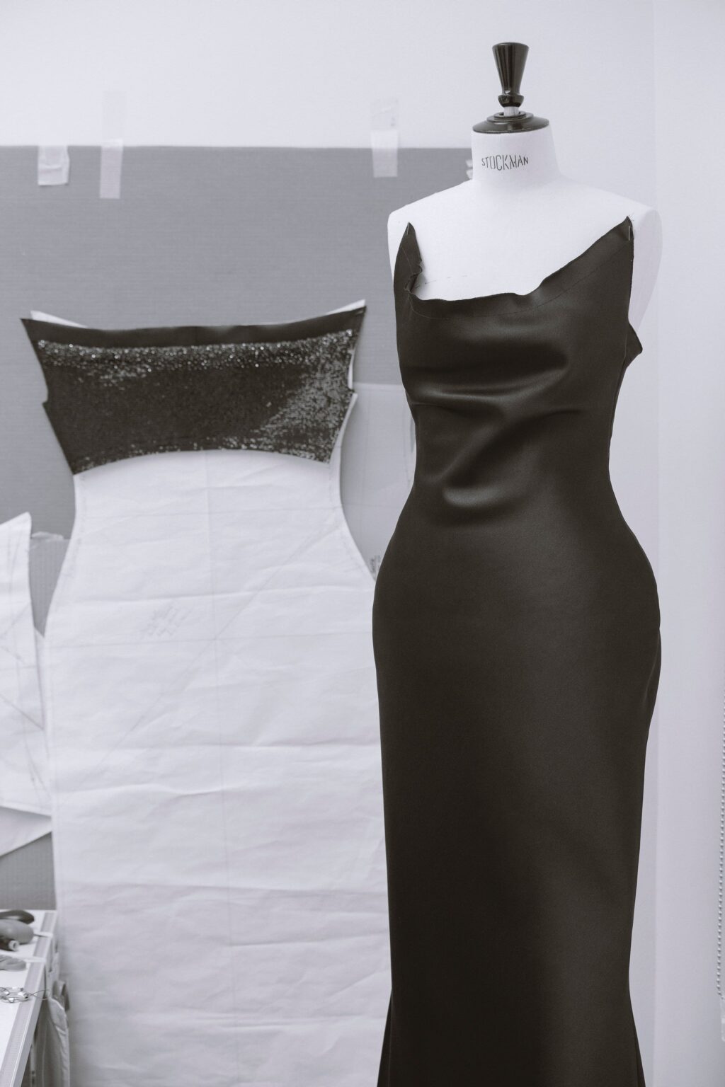 ミア・ゴス着用のディオールドレス、ゴールデングローブで披露された職人技ビジュアル公開