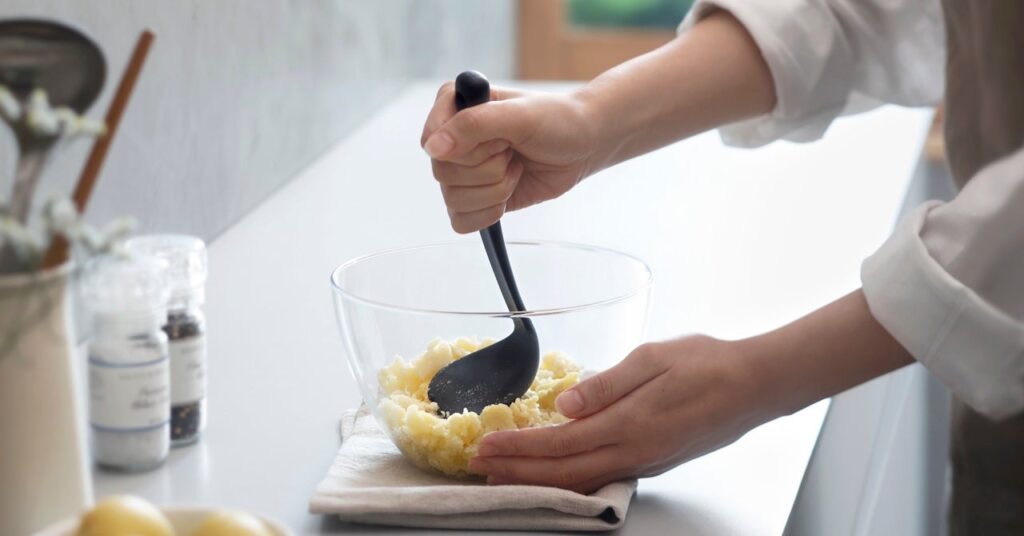 マーナ、洗いやすさ重視の「つぶしやすいスプーンマッシャー」発売 税込990円