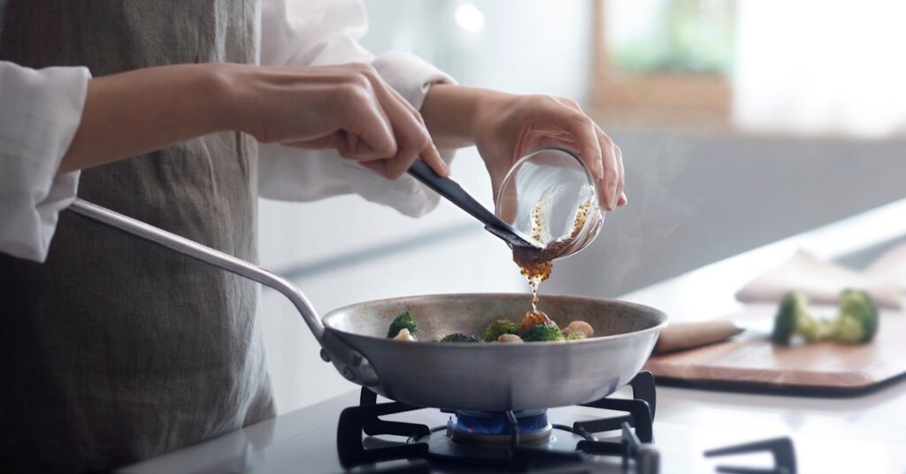 マーナ、耐熱230℃の「調理もできるスパチュラスプーン」発売 税込990円