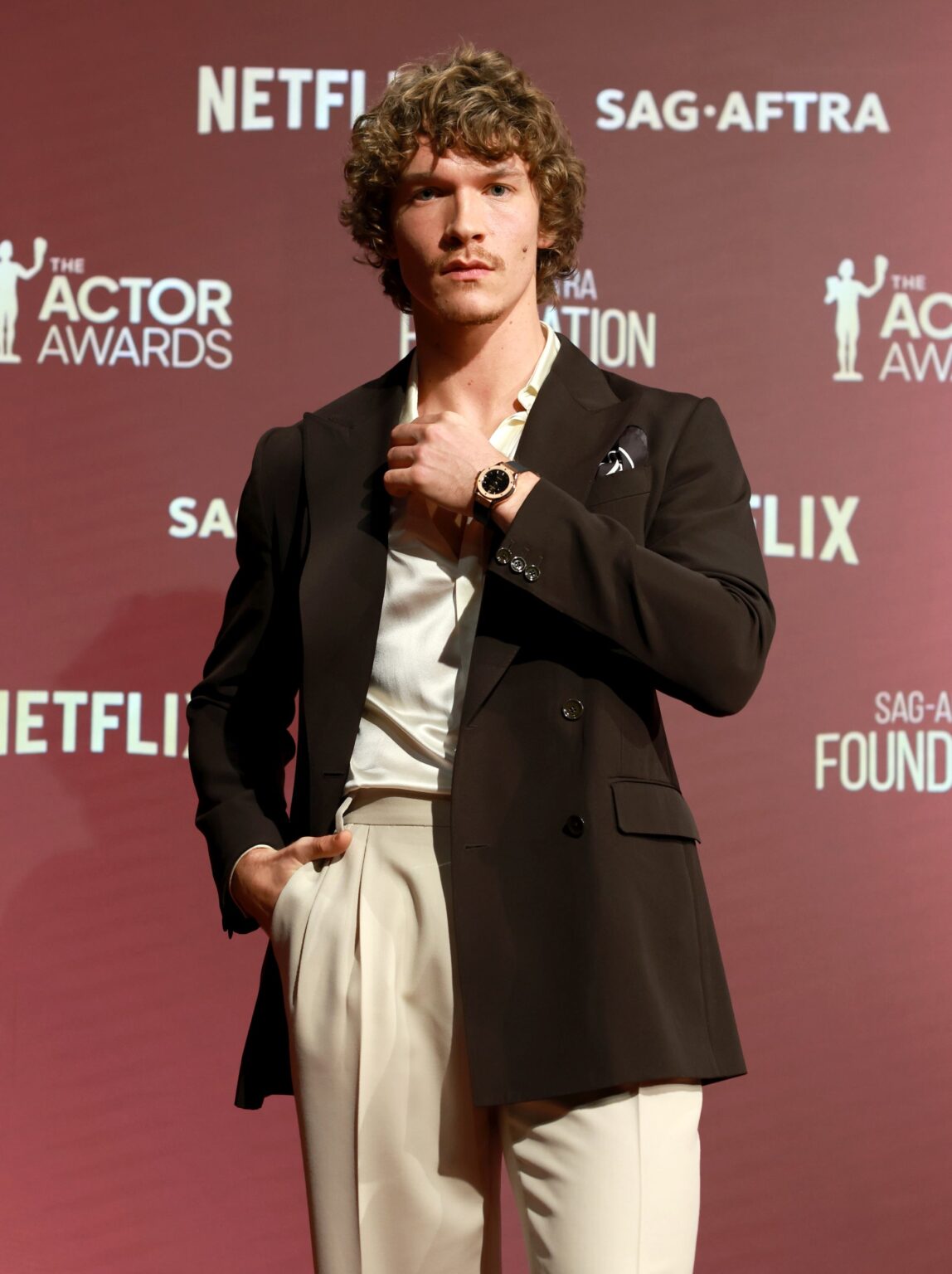 コナー・ストーリーがSAG-AFTRAでウブロ「クラシック・フュージョン キングゴールド」38mmを着用