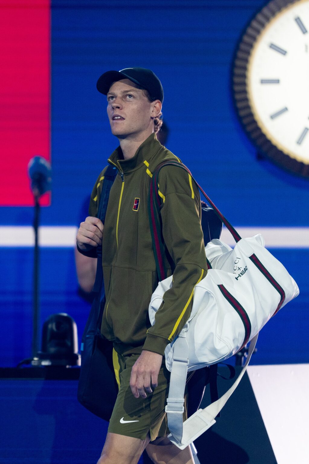 グッチ、ヤニック・シナーとソン・ウェイロンが各地で着用 カスタムバッグや「ラ ファミリア」披露