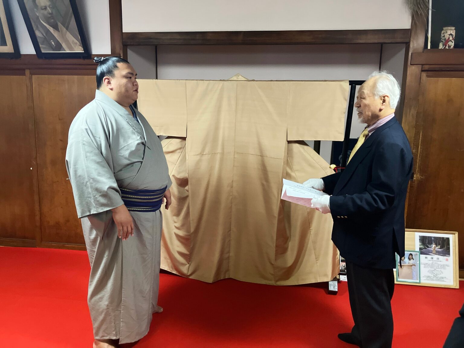 御嶽海関に「オール長野」の特別着物 たちばなと染色作家が出羽海部屋で贈呈