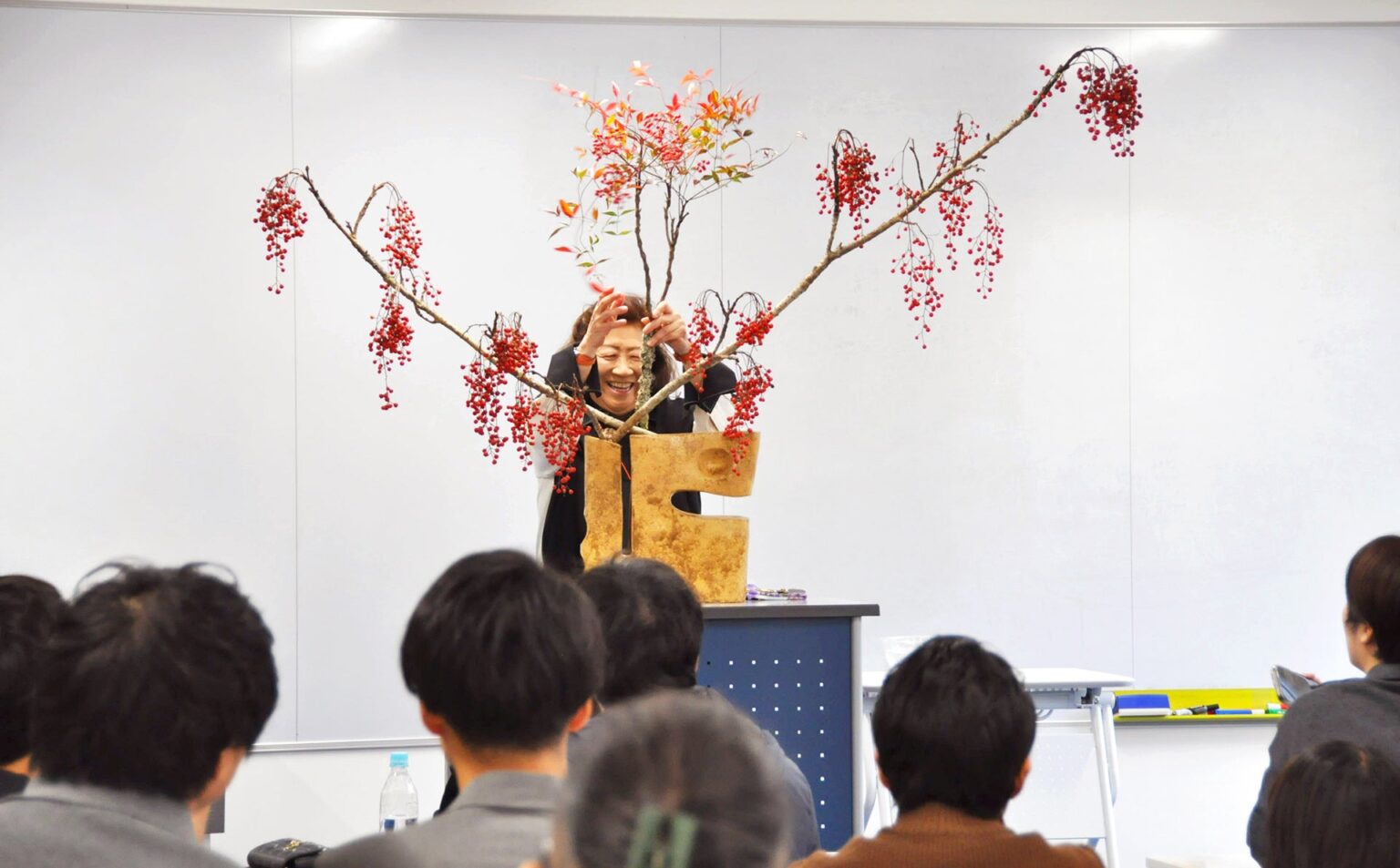 草月流家元・勅使河原茜氏が京大経営管理大学院で講義 いけばなの「選択」と創造をビジネス視点で共有