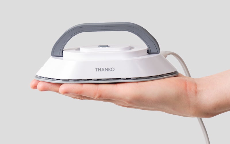 サンコー、240V対応の超小型アイロン「ポタロン」発売 約340gで変圧器不要